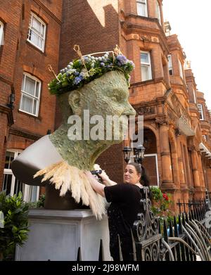 Eine Büste der Königin aus Blättern, die vor den Feierlichkeiten zum Platin-Jubiläum und der Chelsea Flower Show aufgehen Stockfoto