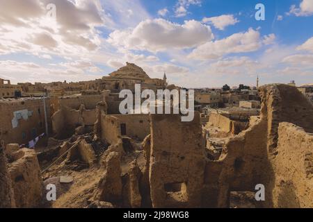 Panoramablick auf die Sandsteinmauern und die antike Festung eines alten Shali-Bergdorfes in der Oase Siwa, Ägypten Stockfoto