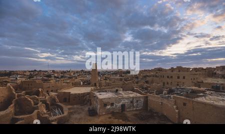 Sonnenuntergang Blick auf das Panorama eines alten Shali-Bergdorfes in der Oase Siwa, Ägypten Stockfoto