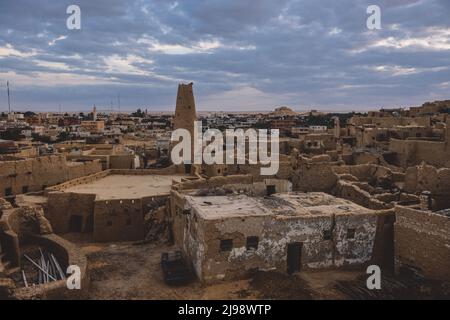 Sonnenuntergang Blick auf das Panorama eines alten Shali-Bergdorfes in der Oase Siwa, Ägypten Stockfoto