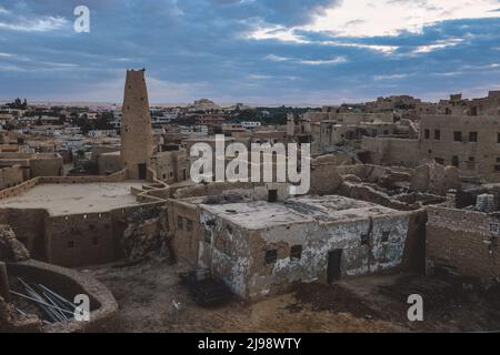 Sonnenuntergang Blick auf das Panorama eines alten Shali-Bergdorfes in der Oase Siwa, Ägypten Stockfoto