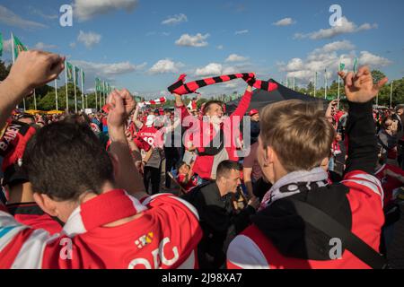 Berlin, Deutschland. 21.. Mai 2022. Fußballfans kommen am 21. Mai 2022 ins Berliner Olympiastadion, um sich das DFB-Pokal-Finale des SC Freiburg und des RB Leipzig anzusehen. Das DFB-Pokal-Endspiel findet jedes Jahr an der Spielstätte statt. (Foto: Michael Kuenne/PRESSCOV/Sipa USA) Quelle: SIPA USA/Alamy Live News Stockfoto