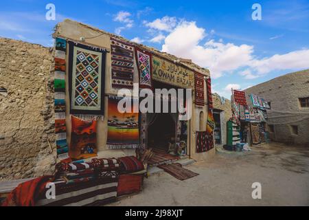 Farbenfroher und heller Souvenir-Markt in der Oase Siwa, Ägypten Stockfoto