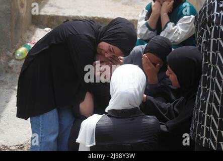 Jenin, Palästina. 12.. Mai 2022. Verwandte des 17-jährigen Palästinensers Amjad Al-Fayed trauern während seines Begräbnisses Al-Fayed wurde von der israelischen Armee bei einem Überfall auf das Flüchtlingslager Jenin in der Nähe der Stadt Jenin im besetzten Westjordanland getötet. (Foto von Nasser Ishtayeh/SOPA Images/Sipa USA) Quelle: SIPA USA/Alamy Live News Stockfoto