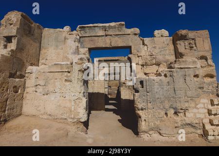 Panoramablick auf die einzigartigen und alten Ruinen des Tempels von Amun, Oase Siwa, Ägypten Stockfoto