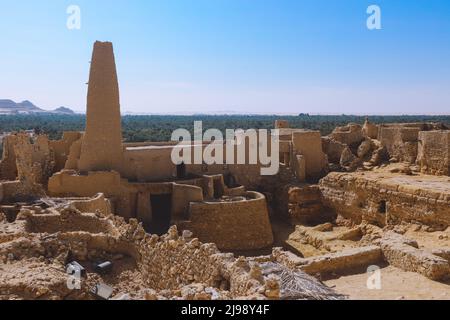 Panoramablick auf die einzigartigen und alten Ruinen des Tempels von Amun, Oase Siwa, Ägypten Stockfoto