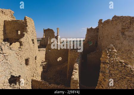 Panoramablick auf die einzigartigen und alten Ruinen des Tempels von Amun, Oase Siwa, Ägypten Stockfoto