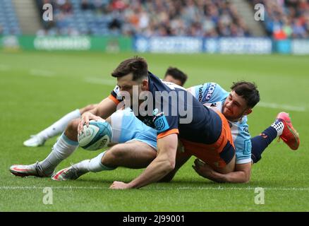 Blair Kinghorn von Edinburgh erzielt den ersten Versuch ihrer Seite während des Spiels der United Rugby Championship im Murrayfield Stadium, Edinburgh. Bilddatum: Samstag, 21. Mai 2022. Stockfoto