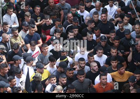 Jenin, Westjordanland, Palästina. 12.. Mai 2022. Trauernde und bewaffnete Männer der Bewegung des Islamischen Jihad schreien bei der Beerdigung des 17-jährigen Palästinensers Amjad Al-Fayed, der von der israelischen Armee während eines Überfalls auf das Flüchtlingslager Jenin in in der Nähe der Stadt Jenin im besetzten Westjordanland getötet wurde. (Bild: © Nasser Ishtayeh/SOPA Images via ZUMA Press Wire)