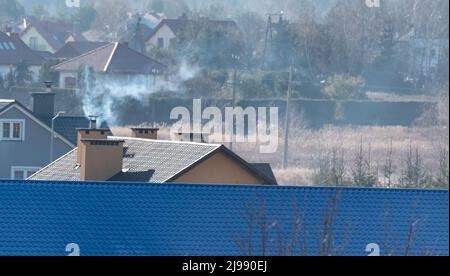 Kamin auf dem Dach des Gebäudes. Abzug und Rauchkamin, Rauchauslass. Stockfoto