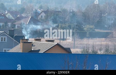 Kamin auf dem Dach des Gebäudes. Abzug und Rauchkamin, Rauchauslass. Stockfoto