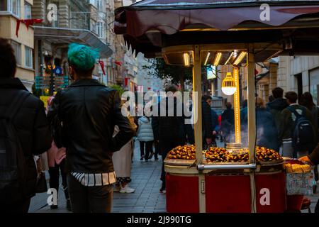 Raosted Kastanien auf dem Wagen in der Istiklal Avenue in Istanbul. Türkische Straßengerichte. Istanbul Türkei - 12.28.2021 Stockfoto