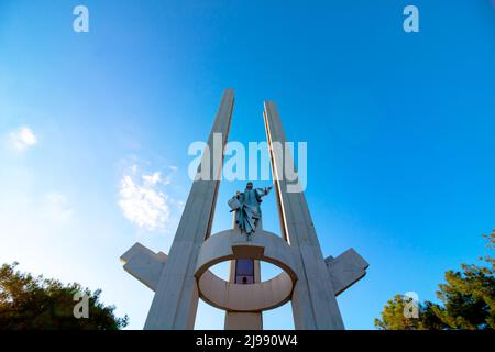 Lozan Aniti oder Denkmal des Friedensvertrages von Lausanne in Edirne. Low-Angle-Ansicht. Edirne Türkei - 10.25.2021 Stockfoto