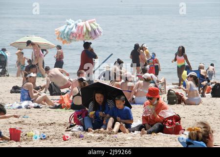 Brooklyn, USA. 21.. Mai 2022. (NEU) überfüllter und warmer Coney Island Beach. 21. Mai 2022, Brooklyn, New York, USA: Am Strand von Coney Island gibt es viele Badegäste, darunter auch Kinder, die während der Frühjahrssaison in Brooklyn das heiße Wetter ausnutzen. Kinder werden am Ufer und im Wasser spielen sehen, während Erwachsene sich entspannen, Romane lesen, Sonnenbräune und andere sich unter Zelten, Sonnenschirmen und Handtüchern verstecken, um sich vor der sengenden Sonne zu verstecken.Quelle: Niyi Fote/Thenews2 (Foto: Niyi Fote/TheNews2/Zumapress) (Bildquelle: © Niyi Fote/TheNEWS2 via ZUMA Press Wire) Stockfoto