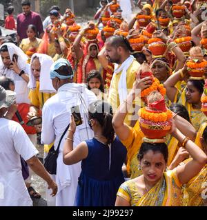 Neu Delhi, Indien April 03 2022 - Frauen mit Kalash am Kopf während des Jagannath-Tempels Mangal Kalash Yatra tragen indische Hindu-Anhänger irdische Töpfe Conta Stockfoto