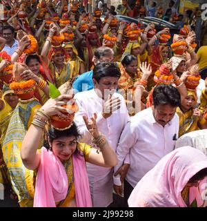 Neu Delhi, Indien April 03 2022 - Frauen mit Kalash am Kopf während des Jagannath-Tempels Mangal Kalash Yatra tragen indische Hindu-Anhänger irdische Töpfe Conta Stockfoto