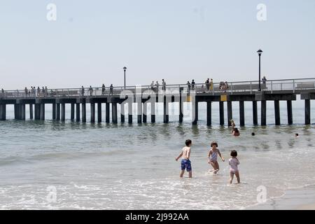 Brooklyn, USA. 21.. Mai 2022. (NEU) überfüllter und warmer Coney Island Beach. 21. Mai 2022, Brooklyn, New York, USA: Am Strand von Coney Island gibt es viele Badegäste, darunter auch Kinder, die während der Frühjahrssaison in Brooklyn das heiße Wetter ausnutzen. Kinder werden am Ufer und im Wasser spielen sehen, während Erwachsene sich entspannen, Romane lesen, Sonnenbräune und andere sich unter Zelten, Sonnenschirmen und Handtüchern verstecken, um sich vor der sengenden Sonne zu verstecken.Quelle: Niyi Fote/Thenews2 (Foto: Niyi Fote/TheNews2/Zumapress) (Bildquelle: © Niyi Fote/TheNEWS2 via ZUMA Press Wire) Stockfoto