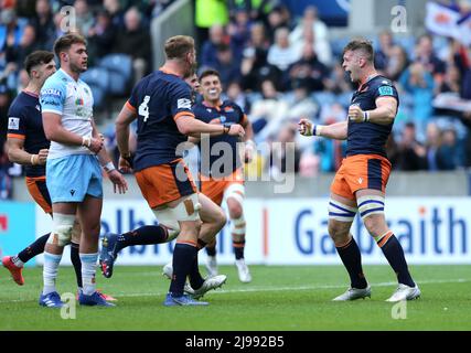 Magnus Bradbury (rechts) in Edinburgh feiert den zweiten Versuch ihrer Seite während des Spiels der United Rugby Championship im Murrayfield Stadium, Edinburgh. Bilddatum: Samstag, 21. Mai 2022. Stockfoto