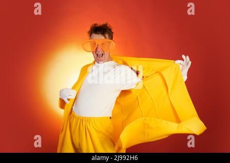 Lustige Clown auf Geburtstagsfeier. Zeit nach Viel Spaß. Der April ist ein Narrentag. Lustiger Mann mit großen Gläsern. Stockfoto