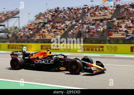 21.. Mai 2022; Barcelona, Circuit de Barcelona Catalunya, Spanien. F1 großer Preis von Spanien, Qualifikationssitzungen; Sergio Perez von Mexiko fährt das (11) Red Bull Team RB18 Stockfoto