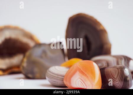 Sammlung von verschiedenen Edelsteinen auf einem weißen Stockfoto