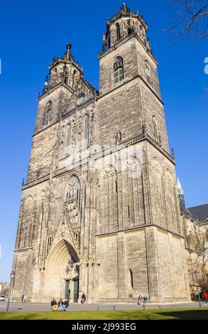 Vor der historischen Magdeburger Dom Kirche in Magdeburg, Deutschland Stockfoto