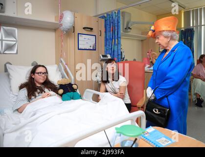 Aktenfoto vom 25/05/17 von Königin Elizabeth II., die mit Amy Barlow, 12, aus Rawtenstall, Lancashire, und ihrer Mutter sprach, Kathy, bei einem Besuch im Royal Manchester Children's Hospital, um die Opfer des Terroranschlags der Manchester Arena durch den Selbstmordattentäter Salman Abedi am 22. Mai 2017 zu treffen, bei dem am Ende eines Konzerts der US-Star Ariana Grande 22 Menschen getötet wurden. Ausgabedatum: Samstag, 21. Mai 2022. Stockfoto