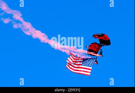 Zwei Parajumpers (Paragliders) der US Air Force mit American Flag und Smoke Trail auf der Seymour John Air Force Base, Goldsboro, NC #3 Stockfoto