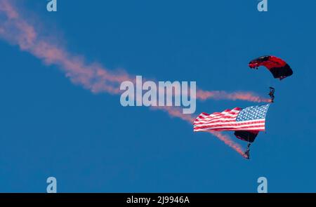 Zwei Parajumpers (Paragliders) der US Air Force mit American Flag und Smoke Trail auf der Seymour John Air Force Base, Goldsboro, NC #1 Stockfoto