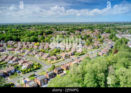 Hassocks Village in West Sussex von den South Downs aus ist das Dorf von einer wunderschönen Landschaft umgeben, Luftbild. Stockfoto