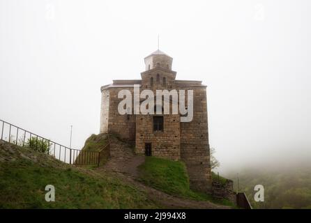 Shoana Kirche 10. Jahrhundert christliche Kathedrale in dichtem Nebel Stockfoto