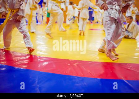 Judo - Wrestling, Tatami zum Wrestling, Kinder des Sports, Beine auf einem hellen farbigen Tatami. Stockfoto