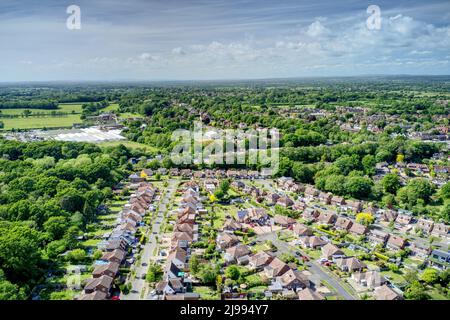 Hassocks Village in West Sussex von den South Downs ist das Dorf von einer wunderschönen Landschaft umgeben, Luftblick. Stockfoto