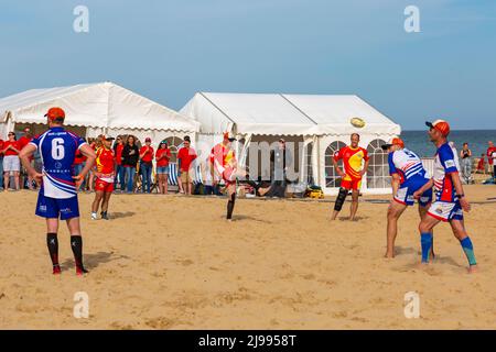 Branksome Dene, Poole, Dorset, Großbritannien. 21.. Mai 2022. Das Sandbaggers Marathon Beach Touch Rugby Team, eine Gruppe von Medizinern, die 2008 mit dem Beach Touch Rugby am Strand von Sandbanks begann, hat den Weltrekord von 33 Stunden und 33 Minuten ununterbrochenem Beach Touch Rugby geschlagen, um über £70.000 für MND, Motoneuronee-Krankheit, Nachdem einer ihrer Spieler und Vater von drei Kindern, Andrew Vaughton, 2001 die verheerende Diagnose von MND erhalten hatte. Massen von Anhängern jubelten über das Team von 22 Spielern, das vom 8am. Freitag bis zum 6pm. Samstag spielte, um den Rekord in 34 Stunden zu schlagen. Quelle: Carolyn Jenkins/Alamy Live News Stockfoto