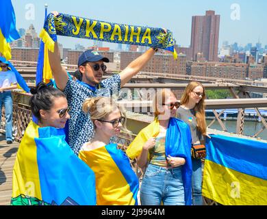 Am 21. Mai 2022 werden Teilnehmer der Menschenkette mit ukrainischer Flagge auf der Brooklyn Bridge, New York City, gesehen. Stockfoto