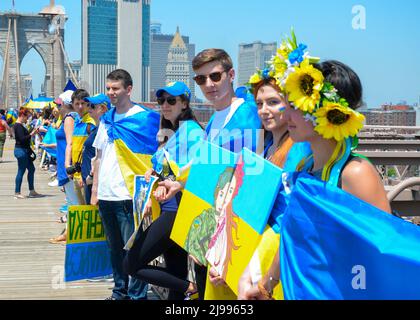 Am 21. Mai 2022 werden Teilnehmer der Menschenkette mit ukrainischer Flagge auf der Brooklyn Bridge, New York City, gesehen. Stockfoto