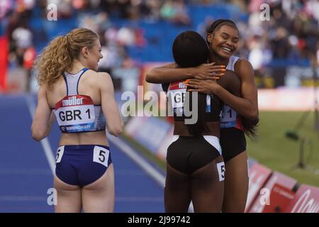 Birmingham, England. 21.. Mai 2022. Dina Asher-Smith, die mit Beth Dobbin (GBR) nach der 4x100-m-Staffel der Frauen in der Muller Birmingham Diamond League im Alexander Stadium in Birmingham, England, bekannt wurde. Kredit: Sporting Pics / Alamy Live Nachrichten Stockfoto