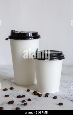 Pappbecher Kaffee mit Bohnen. Pappbecher und Kaffeebohnen. Stockfoto