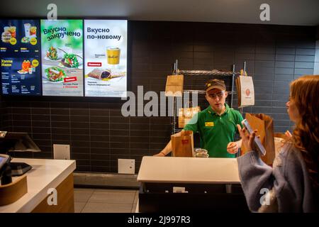 Moskau, Russland. 21.. Mai 2022. Ein Mitarbeiter eines McDonald's gibt einen Auftrag in einem McDonald's Fast-Food-Restaurant am Bahnhof Leningradsky. McDonald's-Restaurants, die in Moskau auf Franchise-Basis tätig sind, arbeiten weiter. Nikolay Vinokurov/Alamy Live News Stockfoto