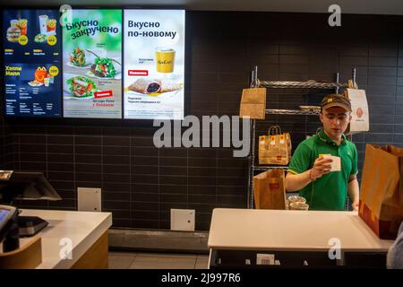 Moskau, Russland. 21.. Mai 2022. Ein Mitarbeiter eines McDonald's gibt einen Auftrag in einem McDonald's Fast-Food-Restaurant am Bahnhof Leningradsky. McDonald's-Restaurants, die in Moskau auf Franchise-Basis tätig sind, arbeiten weiter. Nikolay Vinokurov/Alamy Live News Stockfoto