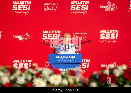 21. Mai 2022: Kemal Kilicdaroglu, Anführer der Republikanischen Volkspartei (CHP), begrüßt seine Anhänger während einer Kundgebung am 21. Mai 2022 in Istanbul, Türkei. Letzte Woche bestätigte das oberste Gericht der Türkei Verurteilungen und eine Gefängnisstrafe gegen den führenden Oppositionspolitiker Canan Kaftancioglu wegen Beleidigung des Präsidenten und des Staates. Kaftancioglu leitet die Hauptoppositionspartei der Republikanischen Volkspartei (CHP) in Istanbul und spielte eine bedeutende Rolle bei den Kommunalwahlen in der Stadt, bei denen die BHKW die Bürgermeisterschaft übernahm, die von der AK-Partei von Präsident Tayyip Erdogan für die l gehalten worden war Stockfoto