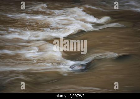 Abstrakter Hintergrund verschwommen schlammigen Fluss nach Regen Stockfoto