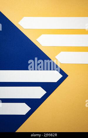 Abstrakter Hintergrund eine Komposition aus farbigen Papieren und Pfeilen Stockfoto