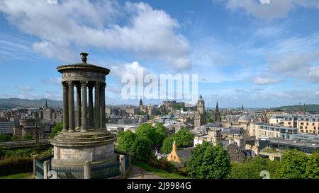 Edinburgh Schottland, Großbritannien Mai 21 2022. Dugald Stewart Monument, Calton Hill mit Blick über die Stadt. Credit sst/alamy live News Stockfoto