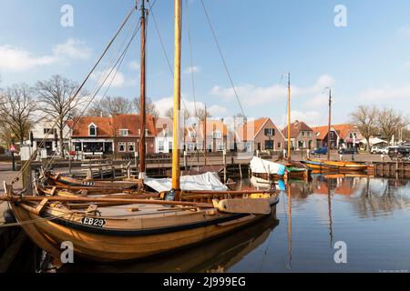 Kleiner Hafen mit traditionellen hölzernen Fischerbooten in der malerischen holländischen Stadt Elburg. Stockfoto