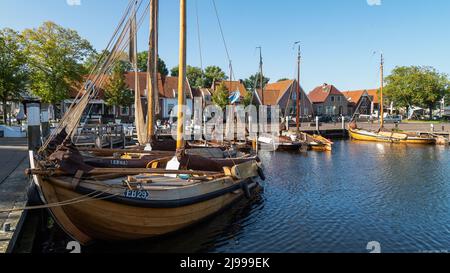 Kleiner Hafen mit traditionellen hölzernen Fischerbooten in der malerischen holländischen Stadt Elburg. Stockfoto