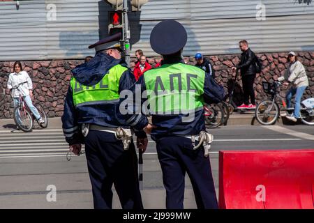 Moskau, Russland. 21.. Mai 2022 Ein Verkehrspolizei Inspektoren stehen an einem Fußgängerübergang im Zentrum von Moskau und sorgt für Verkehrssicherheit auf der Straße, Russland Stockfoto