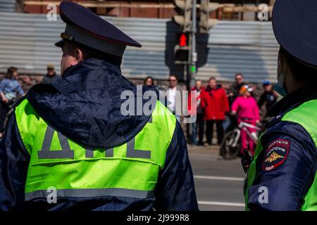 Moskau, Russland. 21.. Mai 2022 Ein Verkehrspolizei Inspektoren stehen an einem Fußgängerübergang im Zentrum von Moskau und sorgt für Verkehrssicherheit auf der Straße, Russland Stockfoto