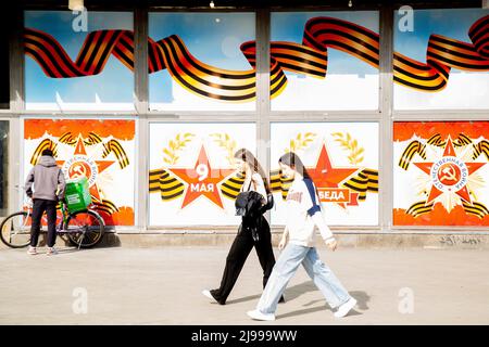 Moskau, Russland. 21.. Mai 2022. Das Schaufenster in der Twerskaja-Straße ist feierlich für die Feier des Siegestages am 9. Mai in Moskau, Russland, geschmückt Stockfoto