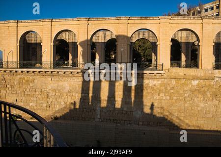 Schatten des Belagerung Bell war Memorial auf den Lower Barrakka Gärten Bögen Stockfoto